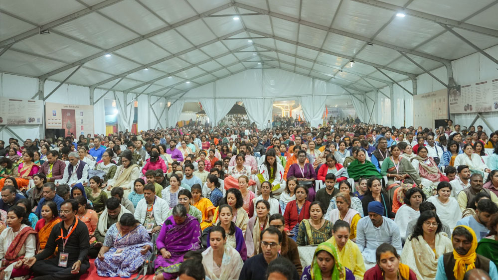 मेडिटेट विद गुरुदेव फ्रॉम महाकुंभ” के माध्यम से गुरुदेव ने पूरी दुनिया को कराया लाइव ध्यान; महाकुम्भ में श्री श्री तत्त्व द्वारा 250 टन खाद्य सामग्री का वितरण 1 5A 81