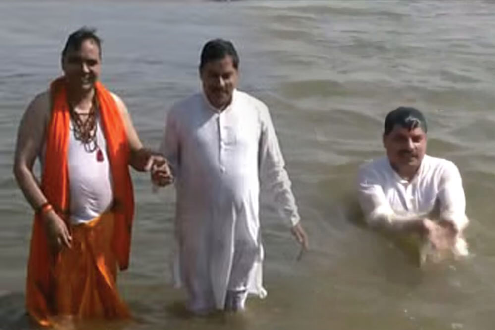 एमपी के सीएम मोहन यादव और राजस्थान के सीएम भजन लाल ने कुंभ में एक साथ डुबकी लगाई 1 8A 112
