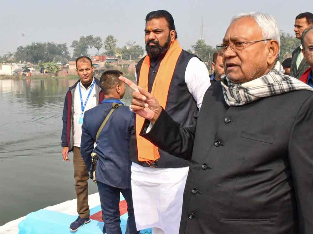 बिहार-मुख्यमंत्री नीतीश ने भागलपुर में पोखर जीर्णाेद्धार एवं खेल मैदान का लोकार्पण और जीविकोपार्जन योजना के बांटे 1 Bihar 02 2