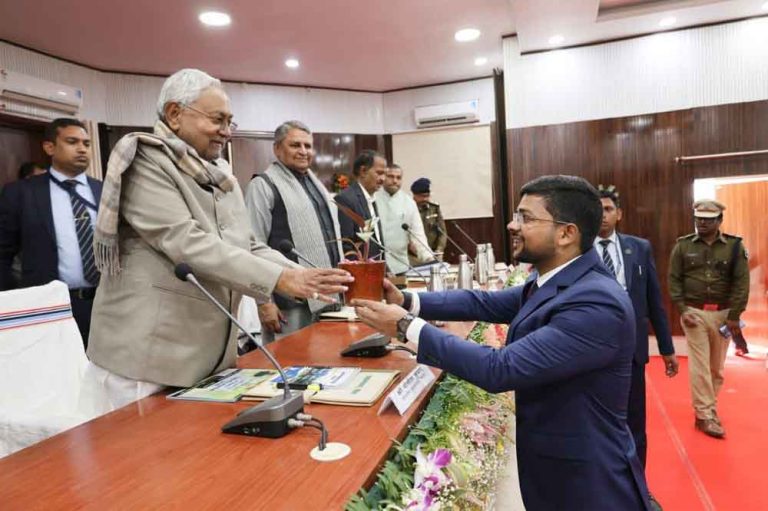 बिहार-बांका की विकासात्मक योजनाओं की मुख्यमंत्री नीतीश ने की समीक्षा