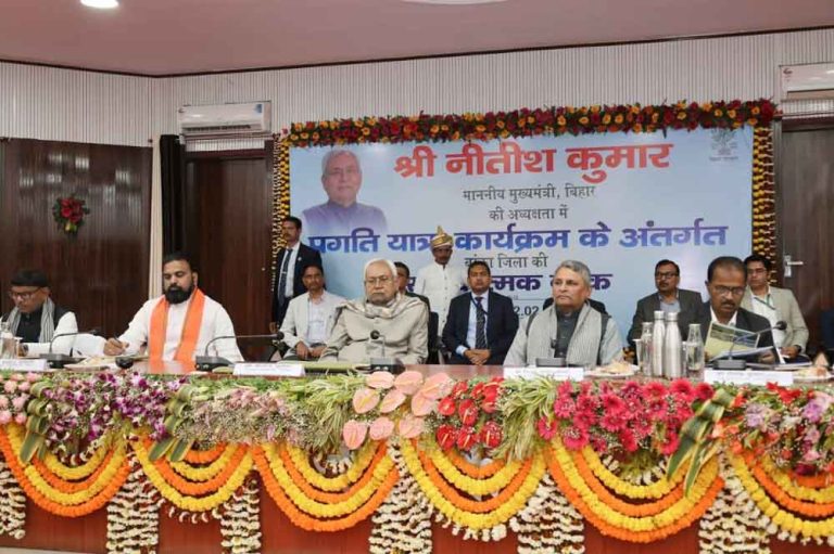 बिहार-मुख्यमंत्री नीतीश ने बांका की समीक्षा में कहा-'हमने अस्पतालें, सड़कें और बिजली व्यस्था बहाल की'