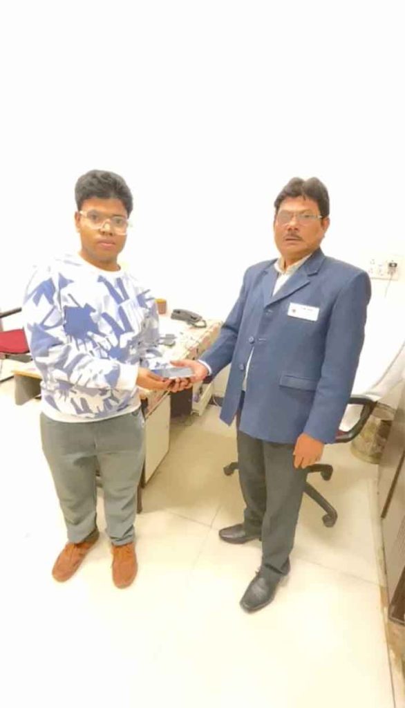 खोया मोबाइल यात्री को लौटाया