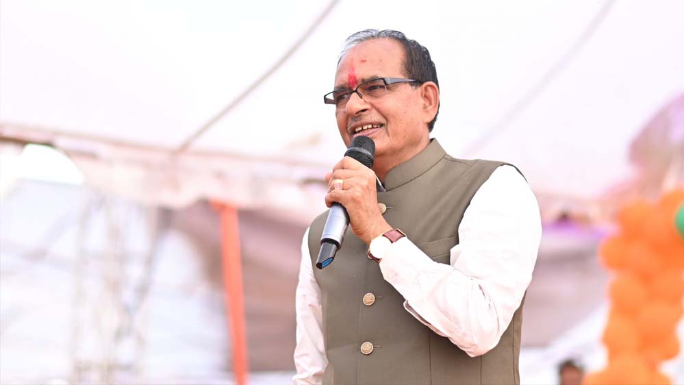 मंत्री शिवराज सिंह चौहान ने कन्नौद में हितग्राहियों को प्रधानमंत्री आवास के स्वीकृति पत्र वितरित किए और कई विकास कार्यों का भूमिपूजन-लोकार्पण किया 1 12A 32