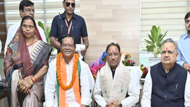मुख्यमंत्री साय ने रामसेवक पैकरा वरिष्ठ राजनेता हैं और सामाजिक जीवन का उन्हें लंबा अनुभव है