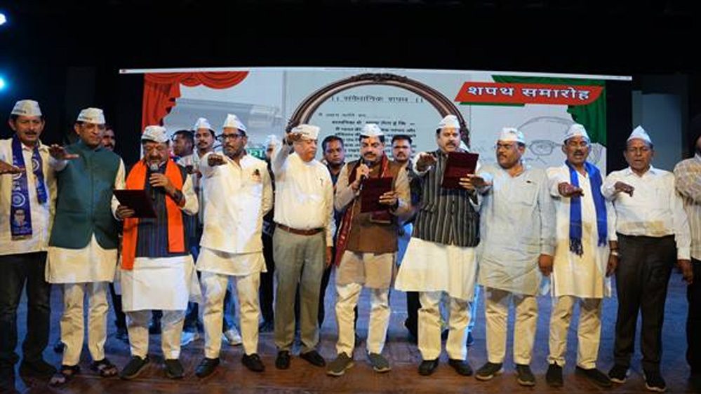 मुख्यमंत्री डॉ. यादव ने प्रोफेसर्स और छात्रों को भारतीय संविधान में आस्था रखने की शपथ दिलायी 1 14A 132