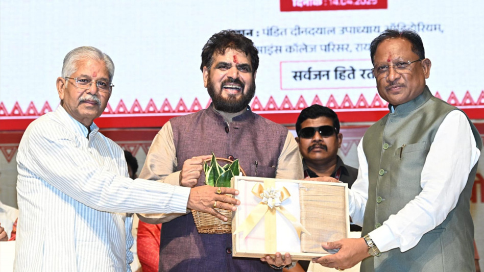 मुख्यमंत्री साय छत्तीसगढ़ खादी तथा ग्रामोद्योग बोर्ड के नवनियुक्त अध्यक्ष राकेश पांडेय के पदभार ग्रहण कार्यक्रम में हुए शामिल 1 15A 10