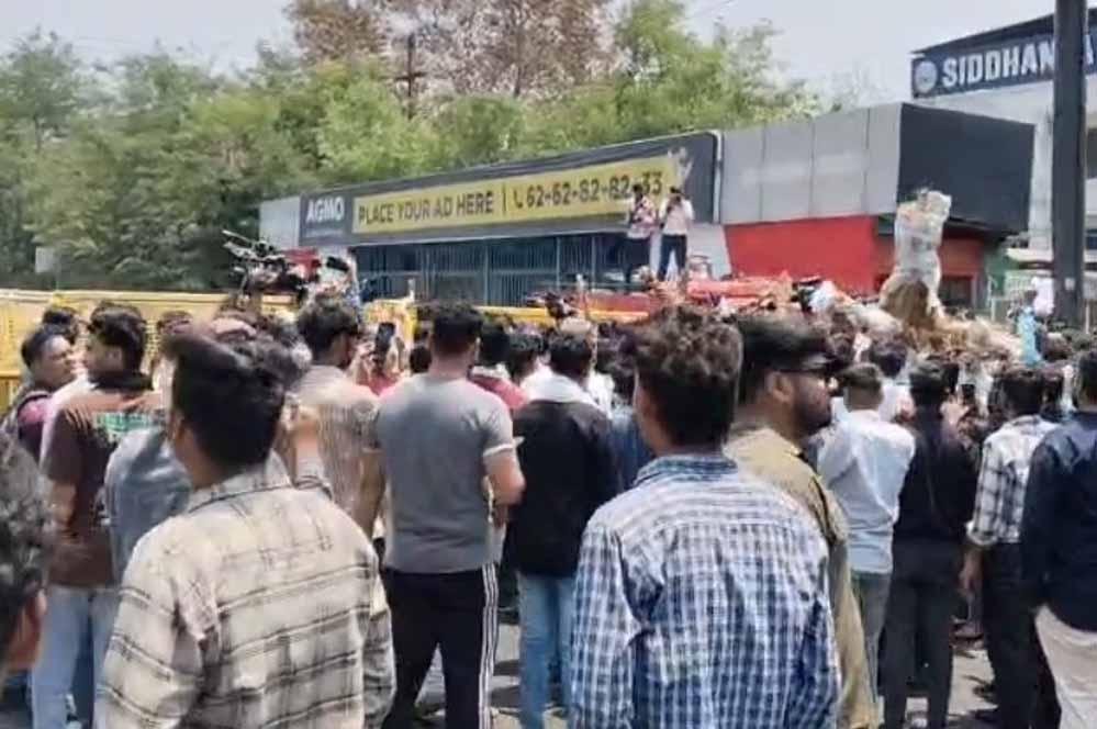 BJP युवा मोर्चा का Bhopal में प्रदर्शन, Congress के खिलाफ जमकर लगाए नारे 1 17A 20
