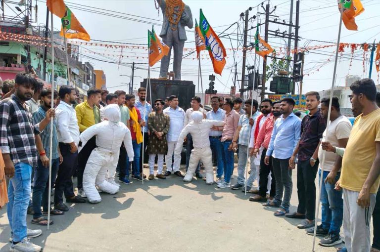 भाजपा युवा मोर्चा ने आज अंबेडकर चौराहा पर सोनिया गांधी और राहुल गांधी का पुतला दहन किया गया