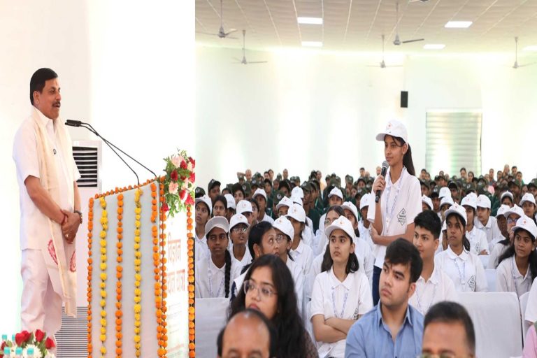 मुख्यमंत्री ने निभाई शिक्षक की भूमिका और भावी वैज्ञानिकों से किया संवाद