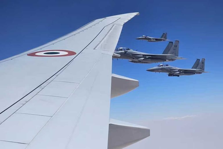 प्रधानमंत्री नरेंद्र मोदी का सऊदी अरब के एयरस्पेस में हुआ Grand Welcome, F-15 लड़ाकू विमानों ने जेद्दा तक किया एस्कॉर्ट