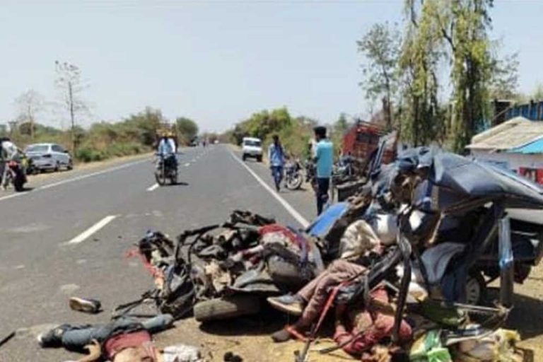 जेरई गांव के पास ट्रक की टक्कर से कार और स्कूटर सवार तीन की मौत