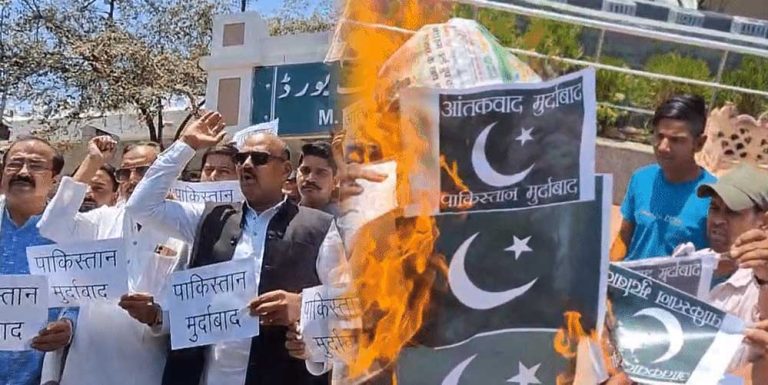 भोपाल आज वक्फ बोर्ड परिसर में पाकिस्तान का पुतला दहन किया गया, प्रदर्शन में मुस्लिम महिलाएं भी हुई शामिल
