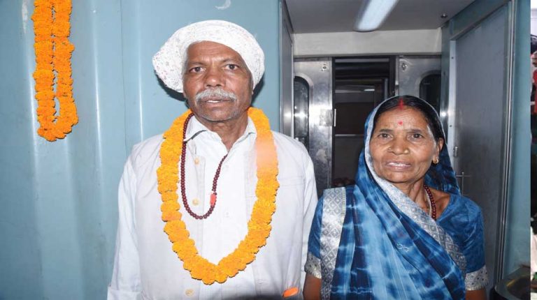 मुख्यमंत्री तीर्थ दर्शन श्रद्धालुओं का पहला जत्था श्रद्धालु पुरी, भुवनेश्वर और कोणार्क दर्शन के लिए रवाना