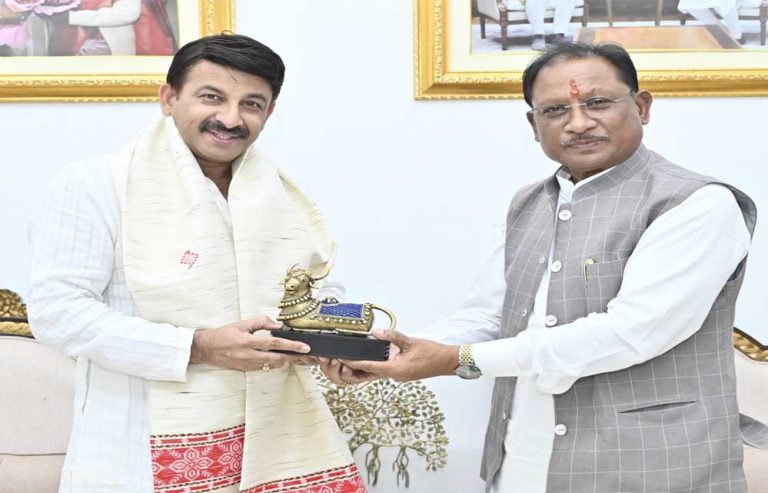 CM साय ने सांसद तिवारी का पारंपरिक शाल ओढ़ाकर नंदी की प्रतिमा भेंट कर आत्मीय स्वागत किया