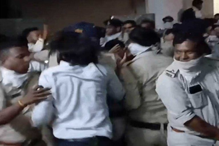 भोपाल दुष्कर्म मामले के आरोपियों की Court में वकीलों ने की पिटाई