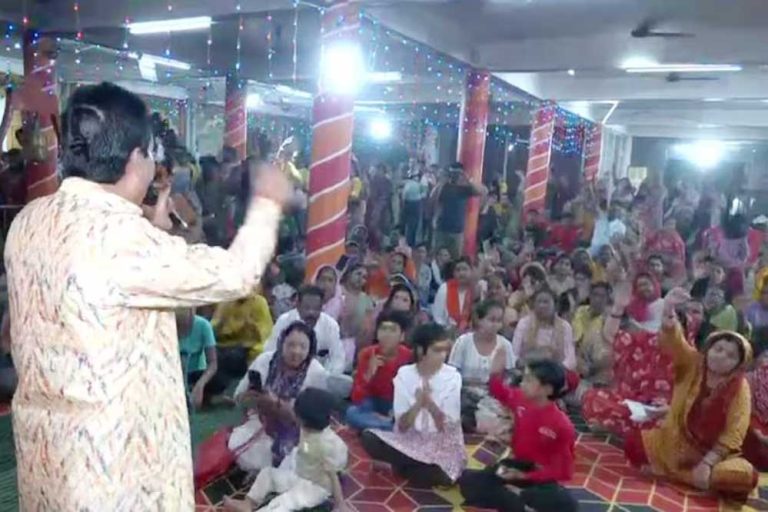 भोपाल में 'संस्कृति बचाओ मंच' के पंडित चंद्रशेखर तिवारी भगवान के भक्ति मंत्रों की जगह 'लव जिहाद' से बचने के मंत्र बता रहे
