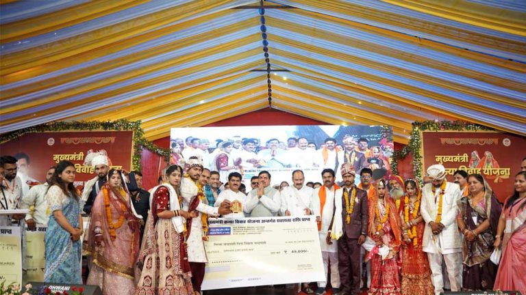 सामूहिक विवाह समारोह में CM मोहन यादव ने नव वर- वधु पर की फूलों की वर्षा