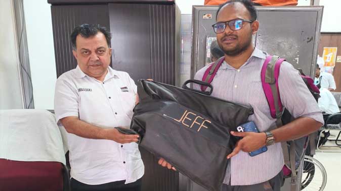 रेलवे ने महत्वपूर्ण दस्तावेजों और नकदी से भरा बैग यात्री को सुरक्षित सौंपा गया 1 30A 80 1