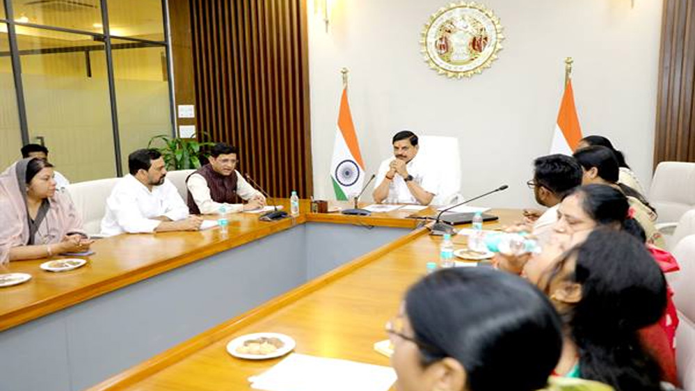 मुख्यमंत्री से मिले प्रदेश के 12 नगर पालिक निगमों के महापौर 1 8A 4