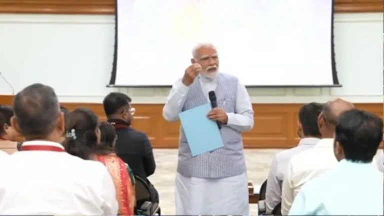 PM मोदी ने मुद्रा योजना के 10 साल पूरे होने पर लाभार्थियों से कहा बोल दूंगा इनकम टैक्स वाले नहीं आएंगे...