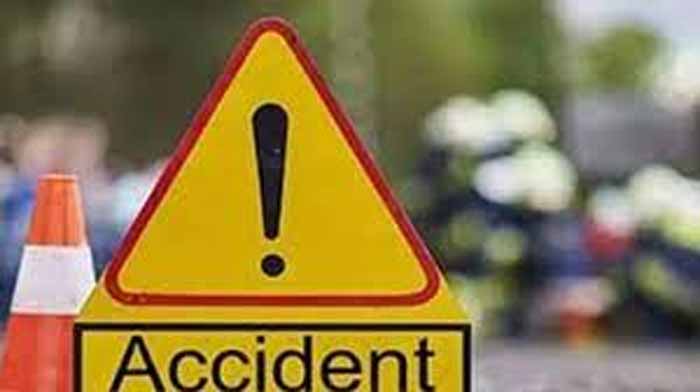 ब्रेक फेल होने से पलटी बस, कई यात्री घायल 1 accident1 14