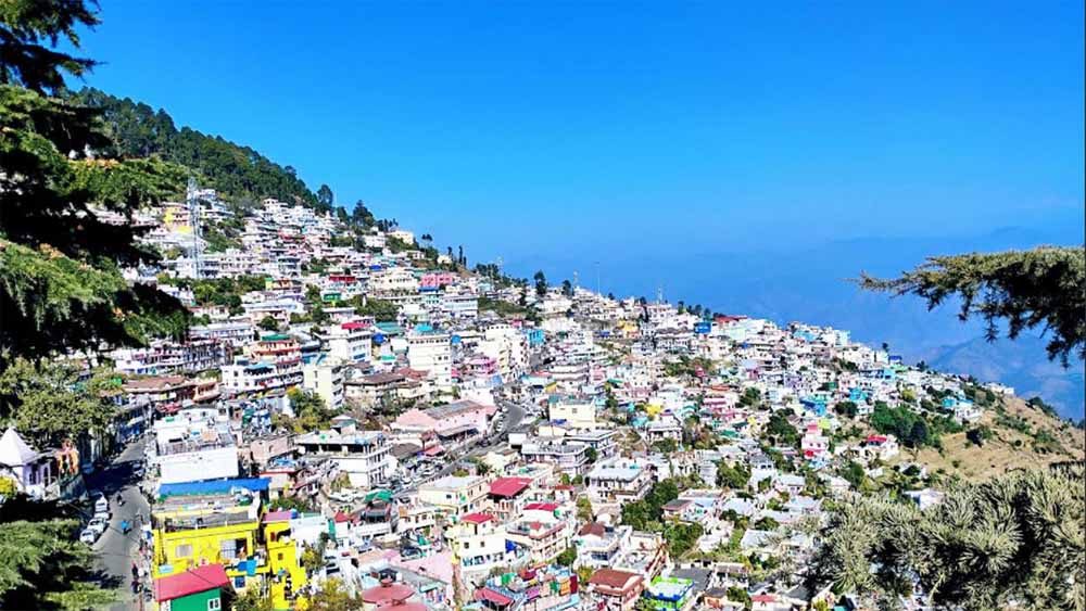 उत्तराखंड के पौड़ी से आप हिमाच्छादित शिखरों की लगभग 200 मील लंबी शृंखला को सहजता से निहार सकते हैं 1 deh1