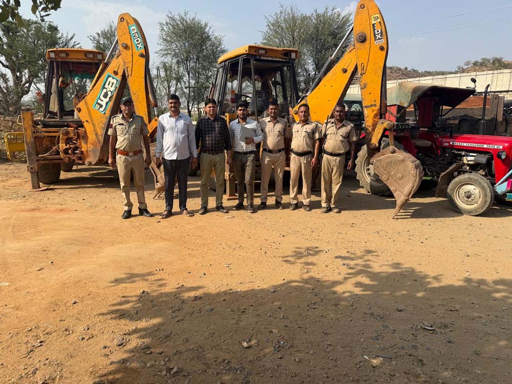 अवैध खनन गतिविधियों के खिलाफ गत सप्ताह में 314 कार्रवाई कर 152 वाहन मशीनरी किये जब्त 1 jcb 2