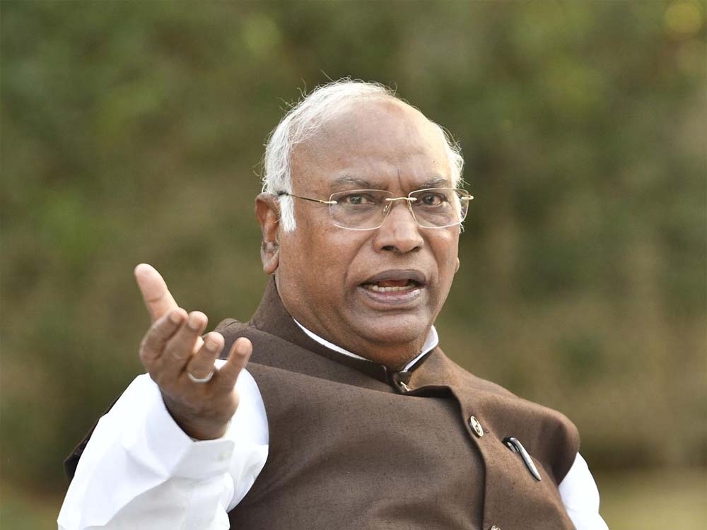 मल्लिकार्जुन खरगे ने कहा- पाप पर पर्दा डालने के लिए कांग्रेस को निशाना बना रही सरकार 1 kharge1 1