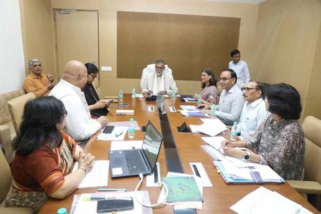 नर्मदा परिक्रमा पथ पर आश्रय स्थलों के निर्माण कार्यों में लाए गति : मंत्री पटेल