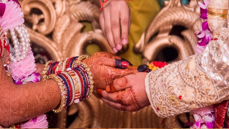 अशोकनगर में एक शिक्षक ने अपने से आधी उम्र की छात्रा को स्कूल से भगा कर कोर्ट मैरिज कर ली