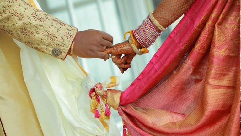 लॉकडाउन में शादी टली तो.. होटल संचालक ने एडवांस लौटने से किया मना, जानें पूरा मामला..