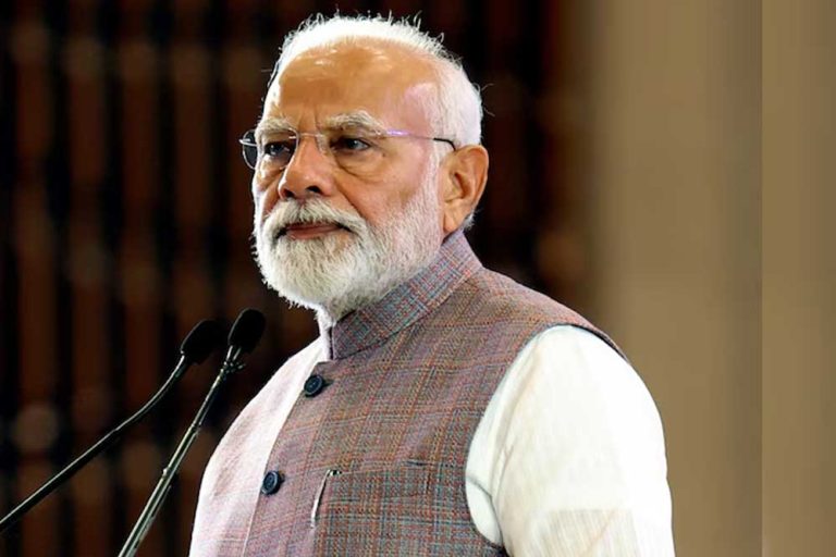 और लोग हिल जाते थे पीएम मोदी ने कहा कि मंदिर, चर्च, गुरुद्वारा, खेत बस एक नोटिस आता था और लोग अपने ही घर के कागज ढूंढने लग जाते थे