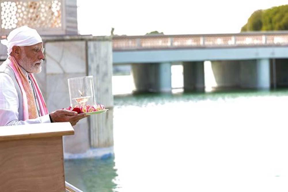 प्रधानमंत्री श्री मोदी ने श्री आनंद सर मंदिर परिसर में दर्शन कर सरोवर में पुष्प अर्पित किए 1 pm1 6