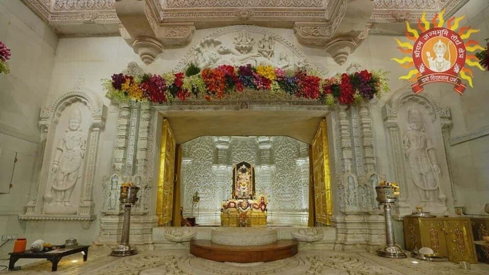 अयोध्या में राम मंदिर गर्भगृह के पर्दे से शंख और चक्र गायब, तिलक-चंदन पर बहस को मिला नया रूप 1 ramlala1