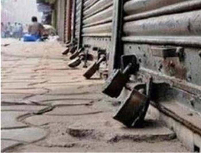 बिट्टू लस्सी नामक दुकान में रेड, बाजार में हड़कंप मच गया और दुकानदार दुकानों को बंद कर भाग गए। 1 red