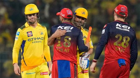 क्या ये IPL में एमएस धोनी का आखिरी साल है? विराट कोहली ने माहि के सम्मान में किया कुछ ऐसा