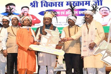 मुख्यमंत्री साय छत्तीसगढ़ पादप बोर्ड के नवनियुक्त अध्यक्ष विकास मरकाम के पदभार ग्रहण एवं अभिनंदन समारोह में हुए शामिल