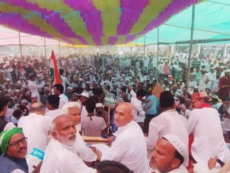 वक्फ कानून के विरोध में आयोजित सभा में टूटा मंच