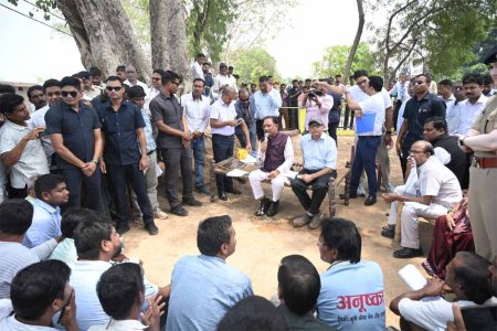 मुख्यमंत्री साय ने सक्ती में पेड़ के नीचे खाट पर बैठकर लगाई चौपाल, ग्रामीणों से किया संवाद