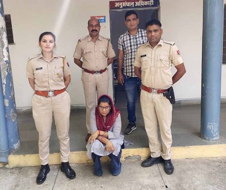 टीटीई को ब्लैकमेल करने वाली महिला गिरफ्तार