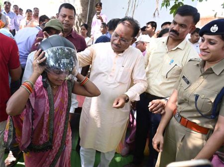 जान है कीमती, हेलमेट जरूर लगाएं : मुख्यमंत्री साय