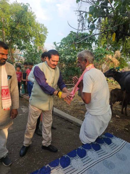 सीमा पर तैनात जवानों के परिजनों से मिले मंत्री टेटवाल, जवानों के माता