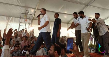 धारा 144 लगने के बावजूद राहुल गांधी पहुंचे अंबेडकर हॉस्टल, छात्राओं के साथ किया संवाद