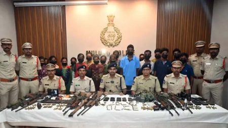 तेलंगाना पुलिस की बड़ी कार्रवाई, 20 माओवादी गिरफ्तार, भारी मात्रा में हथियार बरामद