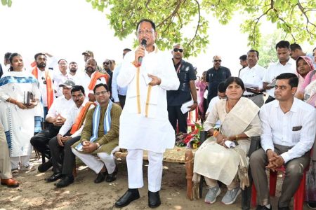बिलासपुर जिले के ग्राम आमागोहन पहुंचकर मुख्यमंत्री ने किया ग्रामीणों से संवाद