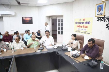स्वास्थ्य विभाग की आउटरीच गतिविधियां प्रशंसनीय, अस्पतालों में पेशेंट फ्रेंडली एनवायरमेंट में हो उपचार: कलेक्टर भोपाल