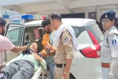 महिला अधिकारी ममता तिवारी ने हाईवे पर एक व्यक्ति घायल अवस्था में देखा तो निभाया मानवता का फर्ज, पहुंचाया अस्पताल