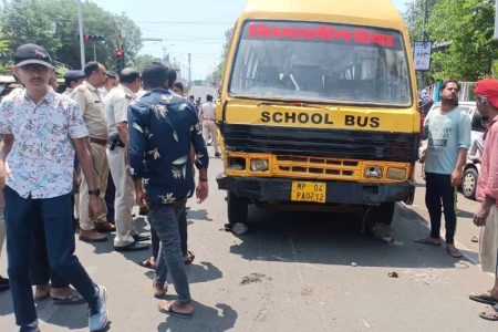 भोपाल के लाल बत्ती चौक पर तेज रफ्तार बस ने कई वाहनों को टक्कर मारी, एक युवती की मौत हो गई