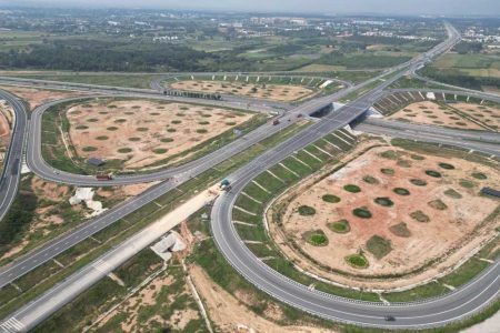 ग्वालियर से आगरा के बीच बनने वाले ग्रीनफील्ड एक्सप्रेस-वे के लिए 220 करोड़ रुपये की राशि स्वीकृत की गई