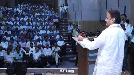10वीं एवं 12वीं की परीक्षा में प्रदेश की प्रावीण्य सूची में स्थान प्राप्त करने वाले रीवा संभाग के 66 विद्यार्थियों को किया सम्मानित